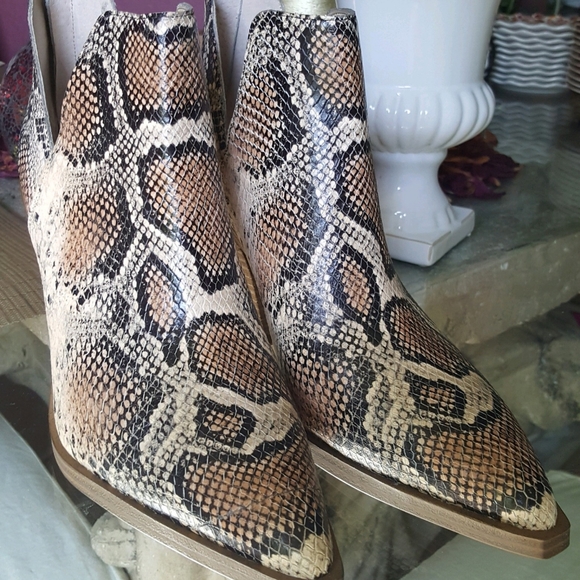 Vince Camuto Booties Size 2 Gigietta 